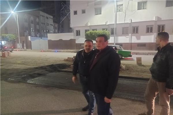 محافظ البحيرة يتابع إلتزام المحال بمواعيد الغلق وانتظام سير أعمال تطوير شارع الجمهورية بدمنهور