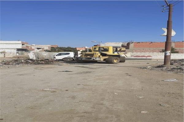 بالصور .. رفع ٥٠ طن من المخلفات الصلبة والقمامة بقرى وأحياء المنيا