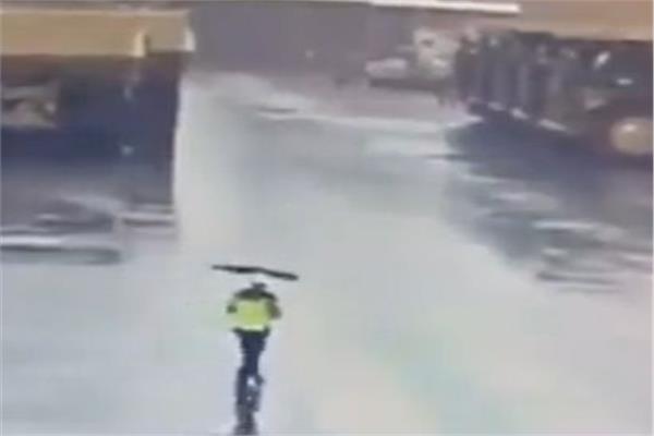 حارس أمن أندونيسي ينجو بأعجوبة من ضربة «برق»