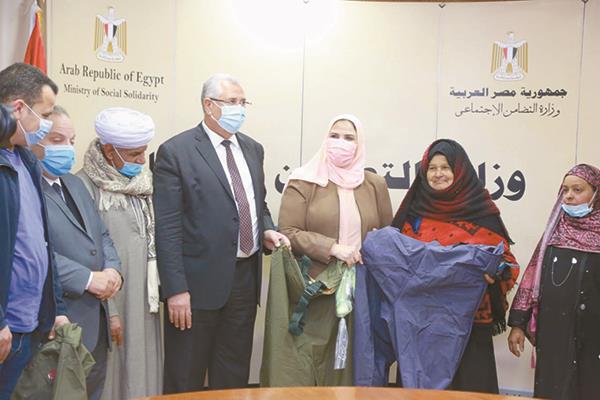 وزيرا التضامن والزراعة خلال تسليم بدل الصيد للمستفيدين