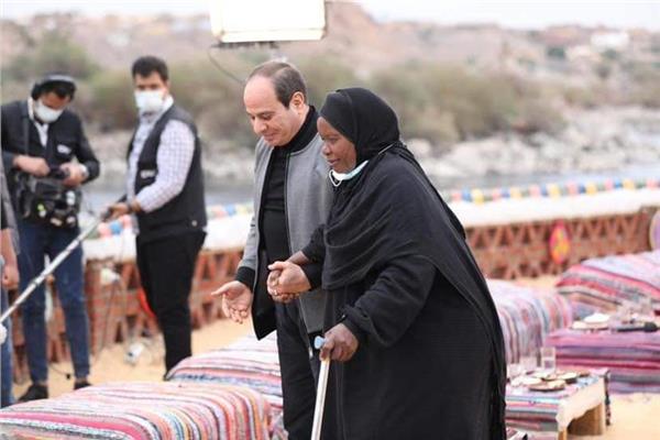 السيسي يتصدر .. ومغردون: ضحكة مصر السمرا