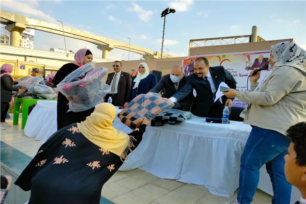 نائب محافظ القاهرة يوزع مستلزمات الشتاء للأسر الأكثر احتياجا