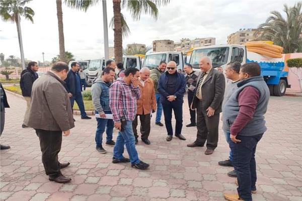 رئيس مياه البحيرة يتفقد سيارات كسح جديدة