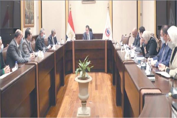  د. خالد عبدالغفار خلال متابعة تطوير المنظومة الإلكترونية لخدمات ذوى الهمم