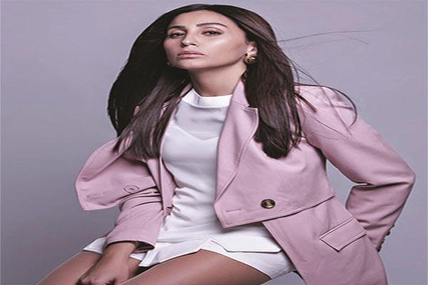 ■ الفنانة دينا الشربينى