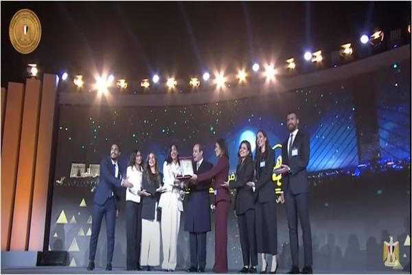 فريق الجامعة الألمانية صاحب مشروع الهوية البصرية