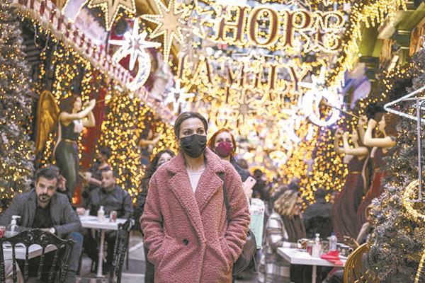 الكمامات إلزامية فى احتفالات عيد الميلاد باليونان