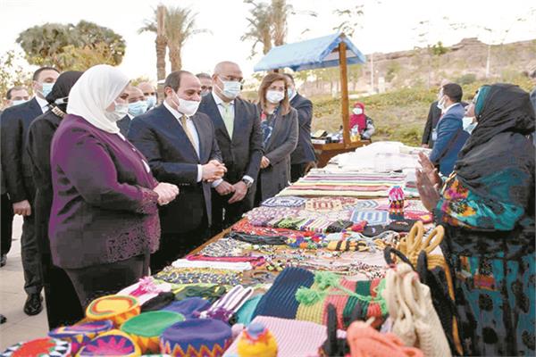الرئيس عبد الفتاح السيسى خلال تفقده معرض الحرف التراثية بمدينة أسوان الجديدة