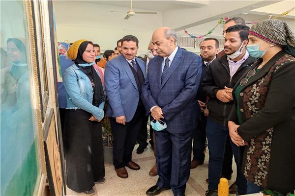 رئيس جامعة المنيا ونائبه يفتتحان معرض الفنون التشكيلية للطلاب الغير متخصصين وطلاب مراكز الفنون