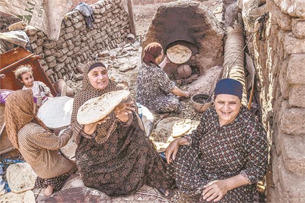 بعض النساء التى تجلس أمام نار الفرن فى قرية جريس بالمنوفية