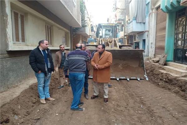 العمل برصف عدد من شوارع حى شرق مدينة ملوى 