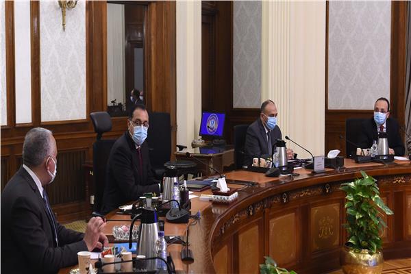 رئيس الوزراء يتابع جهود التحول للري الحديث وتبطين الترع