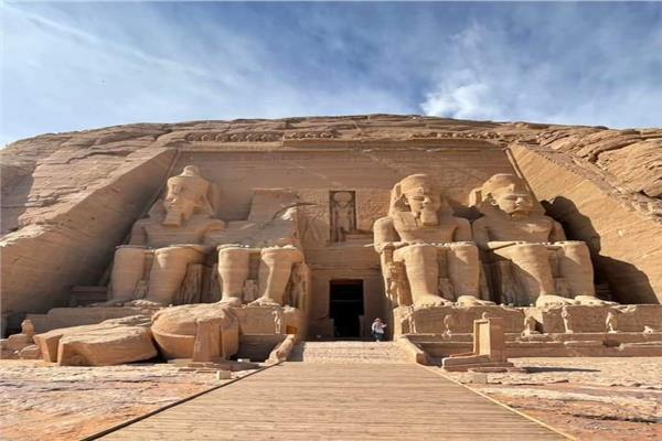 سفير الهند يزور معبد أبو سمبل برفقة اسرتة اثناء تواجده بأسوان  