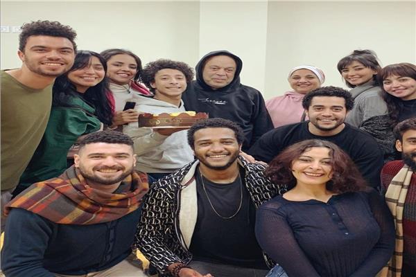 طلبة أكاديمية الفنون يحتفلون عيد ميلاد اشرف زكي