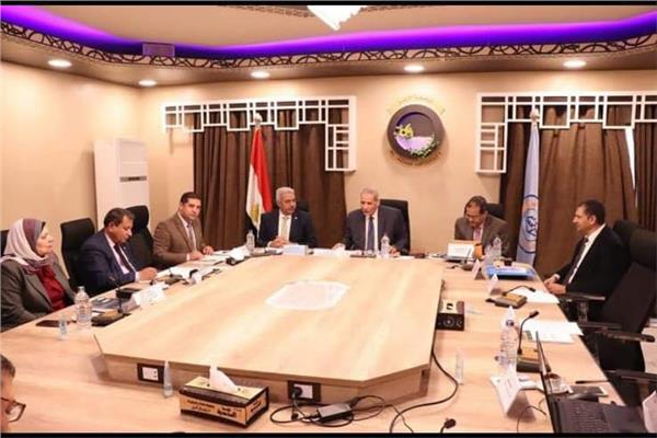  رئيس جامعة سوهاج يستعرض تجربة الجامعة في محو الامية 