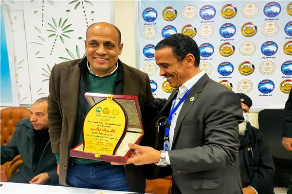 أشرف بكر رئيس حي شمال الجيزة أثناء تكريمة من حزب مستقبل وطن
