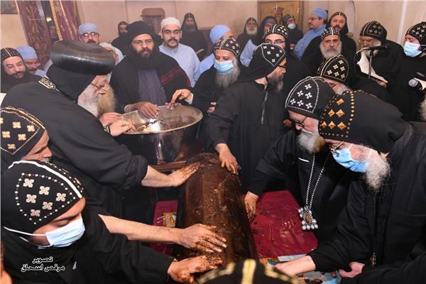 البابا تواضروس يطييب جسد القديس يحنس كاما في دير السريان