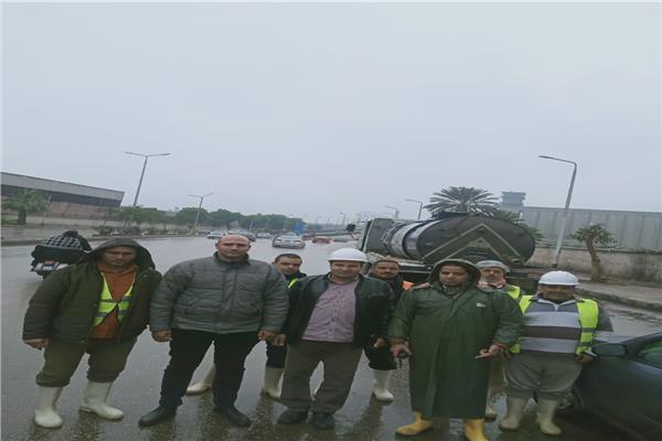 رفع تجمعات الأمطار بكورنيش الوراق