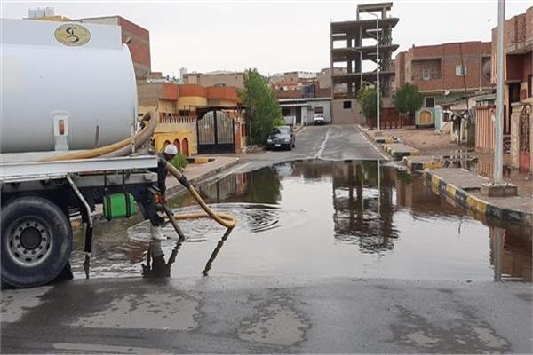 عودة التيار الكهربائي لمدينة رأس غارب بعد توقف سقوط الأمطار