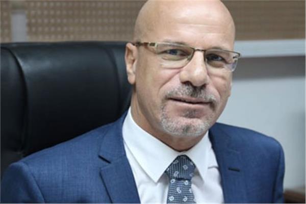  الدكتور محمود الضبع  أستاذ النقد بجامعة قناة السويس