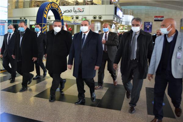 اثناء  قام الطيار محمد منار وزير الطيران المدنى 