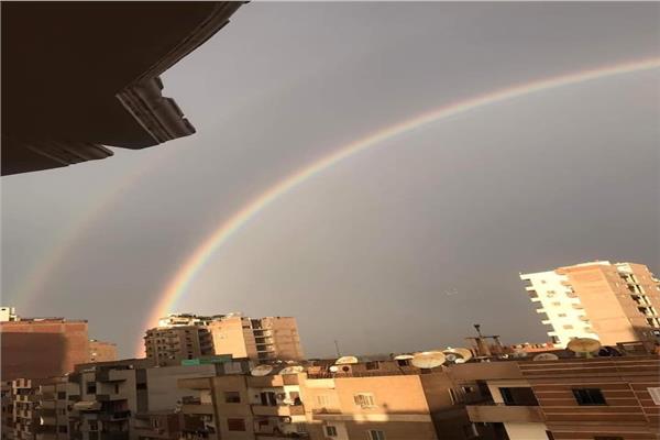 قوس قزح يظهر مع الأمطار في سوهاج