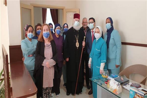 البطريرك ثيودروس الثاني ورفقته خلال زيارة دار مسنين أنطونيادس مانا
