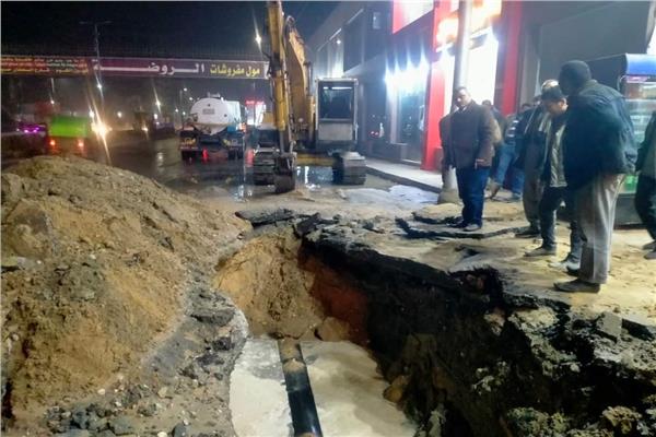 صيانة عطل وتسريب خط الطرد الخاص بمشروع الصرف الصحي بقرية قويسنا البلد 
