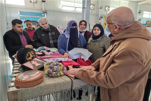 تدريب الطالبات على صناعات المشغولات الصوفية بمطروح