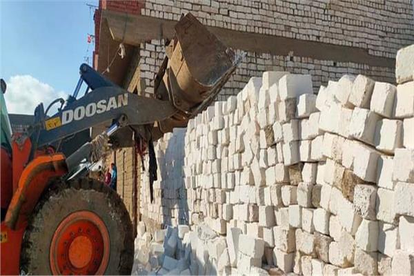  ازالة 10 حالات تعدي بالبناء بدون ترخيص بحي غرب بمطاي بالمنيا 