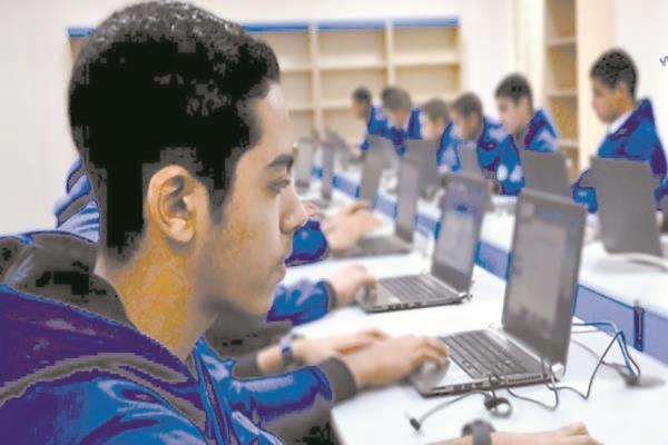■ جانب من التدريبات العملية لطلاب التكنولوجيا التطبيقية