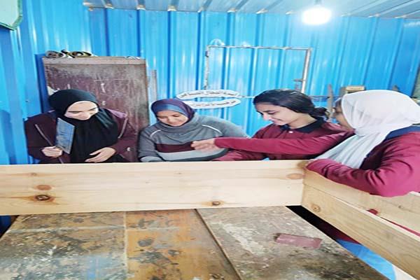 ■ طالبات المدرسة أثناء تصنيع برجولات الزهور