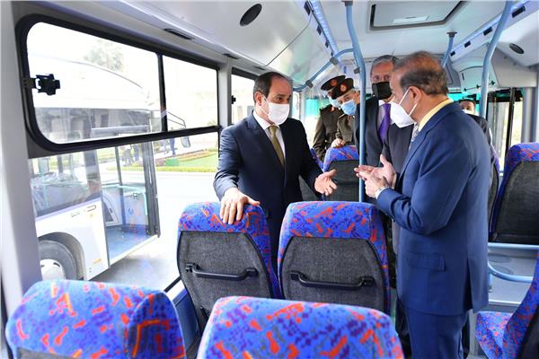الرئيس السيسي يتفقد مركبات متعددة الاستخدام