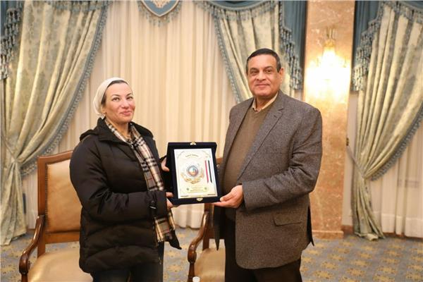‫ محافظ البحيرة يكرم وزيرة البيئة ويمنحها درع المحافظة