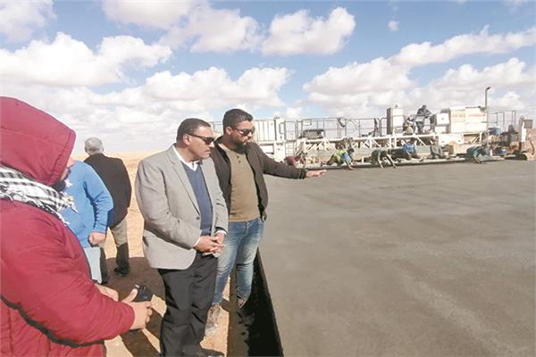 محافظ مطروح خلال تفقده الطريق الجديد