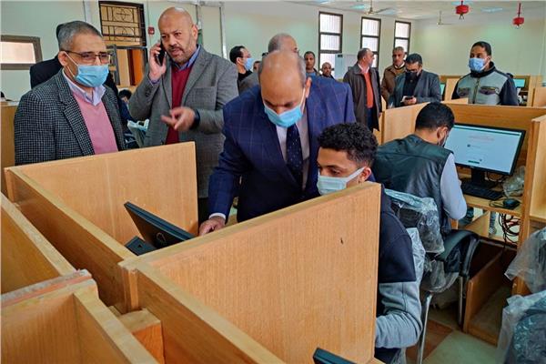 لليوم التالي .. "رئيس جامعة المنيا" يتابع الاختبار الإلكتروني التجريبي لطلاب كلية الصيدلة