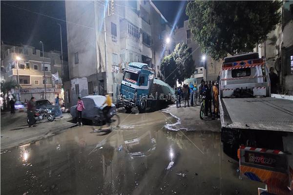 سيارة نقل تتسبب في كسر خط مياه وانقطاعها عن منطقة الشؤون بقنا