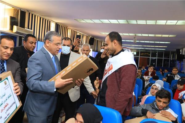 محافظ سوهاج يسلم 38 جهاز لاب توب للطلاب ذوي الإعاقة البصرية بجامعة سوهاج