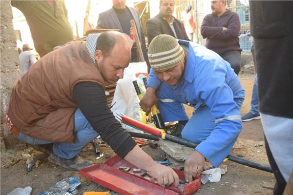 بعد انقطاع دام لعدة أيام .. إعادة التيار الكهربائى لمنطقة زرزارة بالغردقة