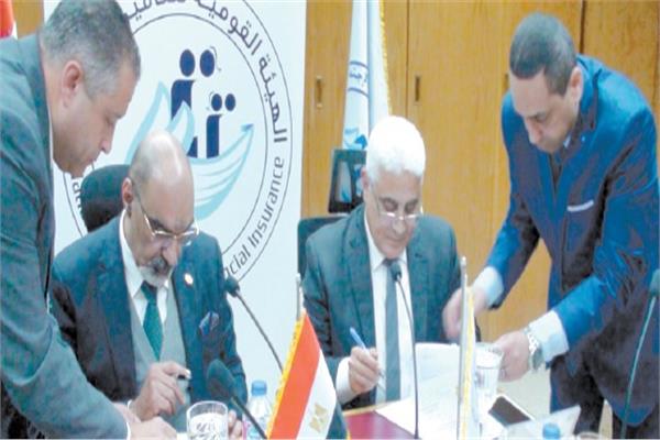  مسئولو التأمينات الاجتماعية خلال توقيع البرتوكول مع التأمين الصحى