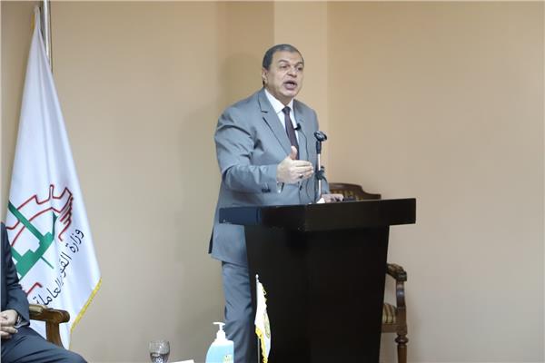  وزير القوى العاملة