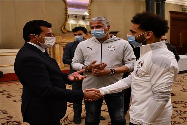 وزير الرياضة مع محمد صلاح