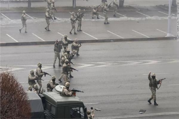 كازاخستان تواصل إطلاق النار