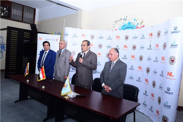 رئيس جامعة سوهاج يشهد حفل توقيع عقود إحتضان 12 رائد أعمال من أصحاب المشروعات الناشئة