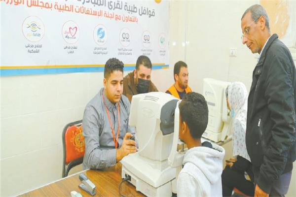الكشف على عيون أحد الأطفال