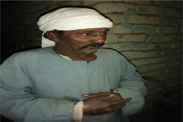 عم "ناصر" ساكن المقابر في المنيا