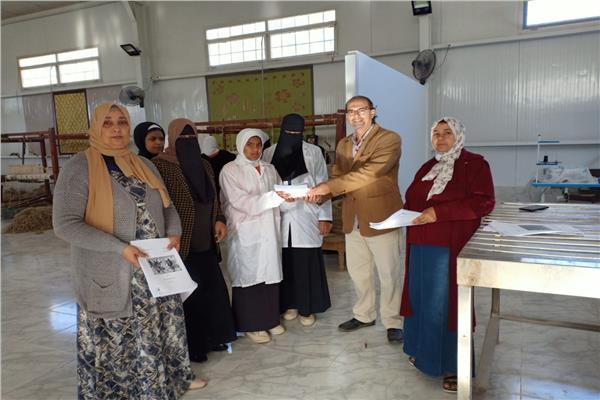  استمرار التدريبات اليدوية بوحدة غزل وتصنيع  الصوف بمطروح