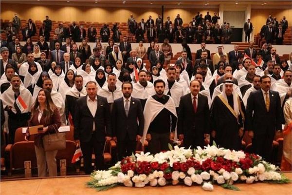 محمد الحلبوسي يتوسط نواب عراقيين
