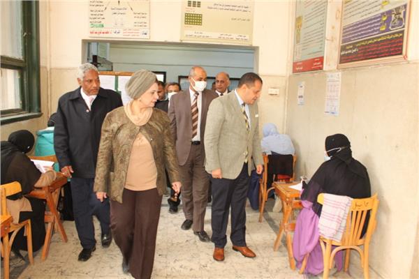 نائب رئيس جامعة أسيوط بتفقد لجان الامتحانات