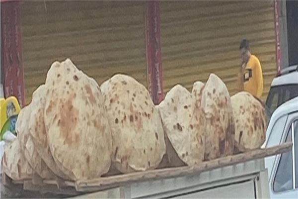 أحد الباعة يعرض الخبز للبيع على الأرصفة